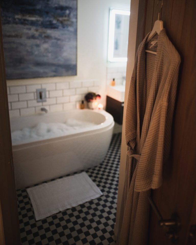 Join us at the Inn for our last remaining dates of 2026 ✨🧡
We have three lovely rooms either with a Bay or Woodland view, a wonderful two course breakfast included each morning of your stay, and our in house restaurant &amp; bar available for dinner &amp; drinks throughout your visit. 
If you&rsquo;ve been wanting to explore beautiful Skye, now&rsquo;s the time to book, swipe for some inspo photos🧡⚓️🏴󠁧󠁢󠁳󠁣󠁴󠁿
The Ferry Inn Skye, Isle of Skye, Visit Scotland
